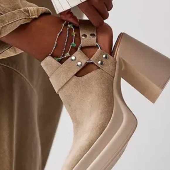 Free people Hybrid Harness Boot in Diamond Suede
Size 10 new in box cream beige - Picture 5 of 16